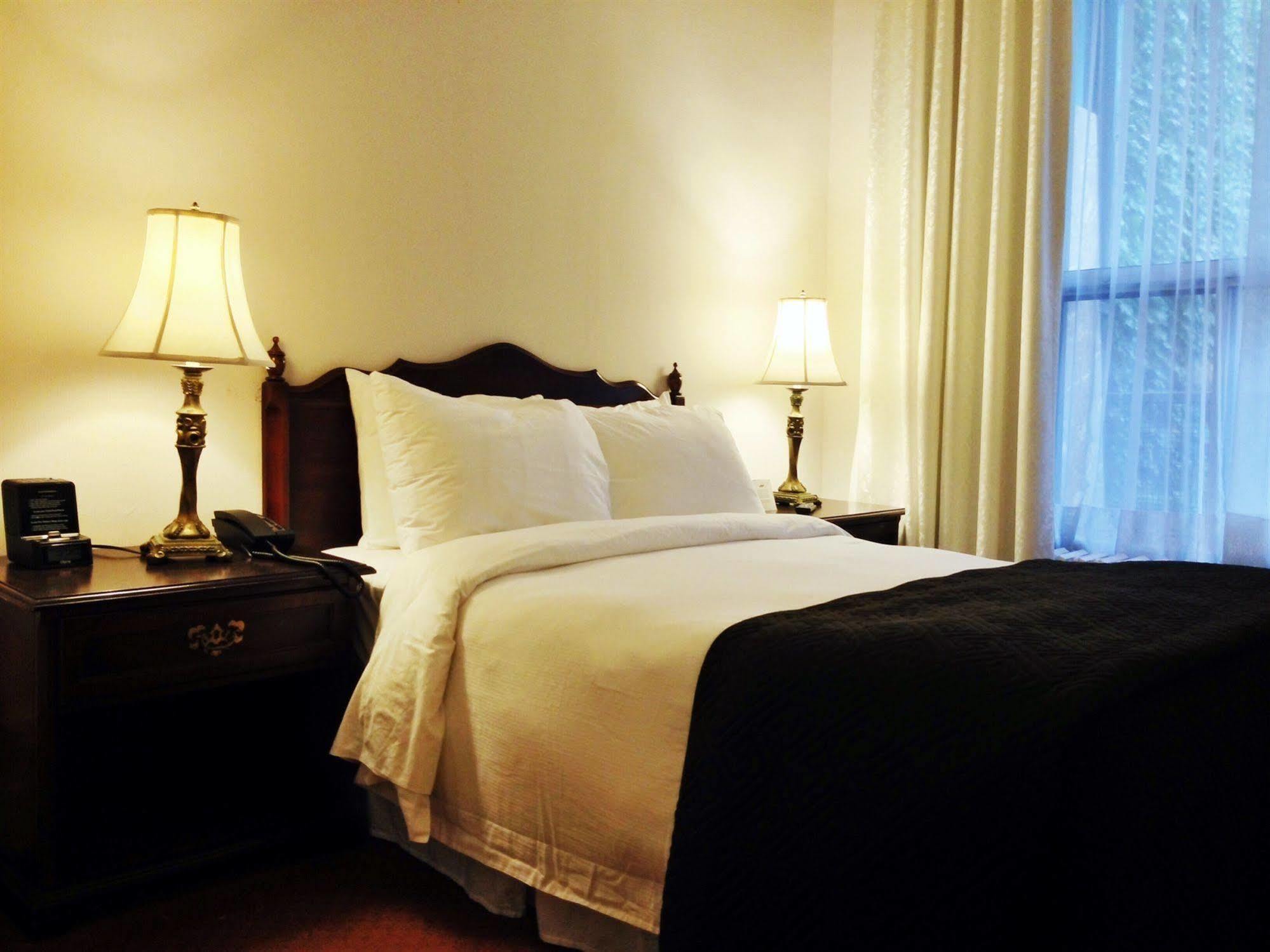 Ambrose House & Cafe - Self Check-In Guesthouse Montreal Bagian luar foto