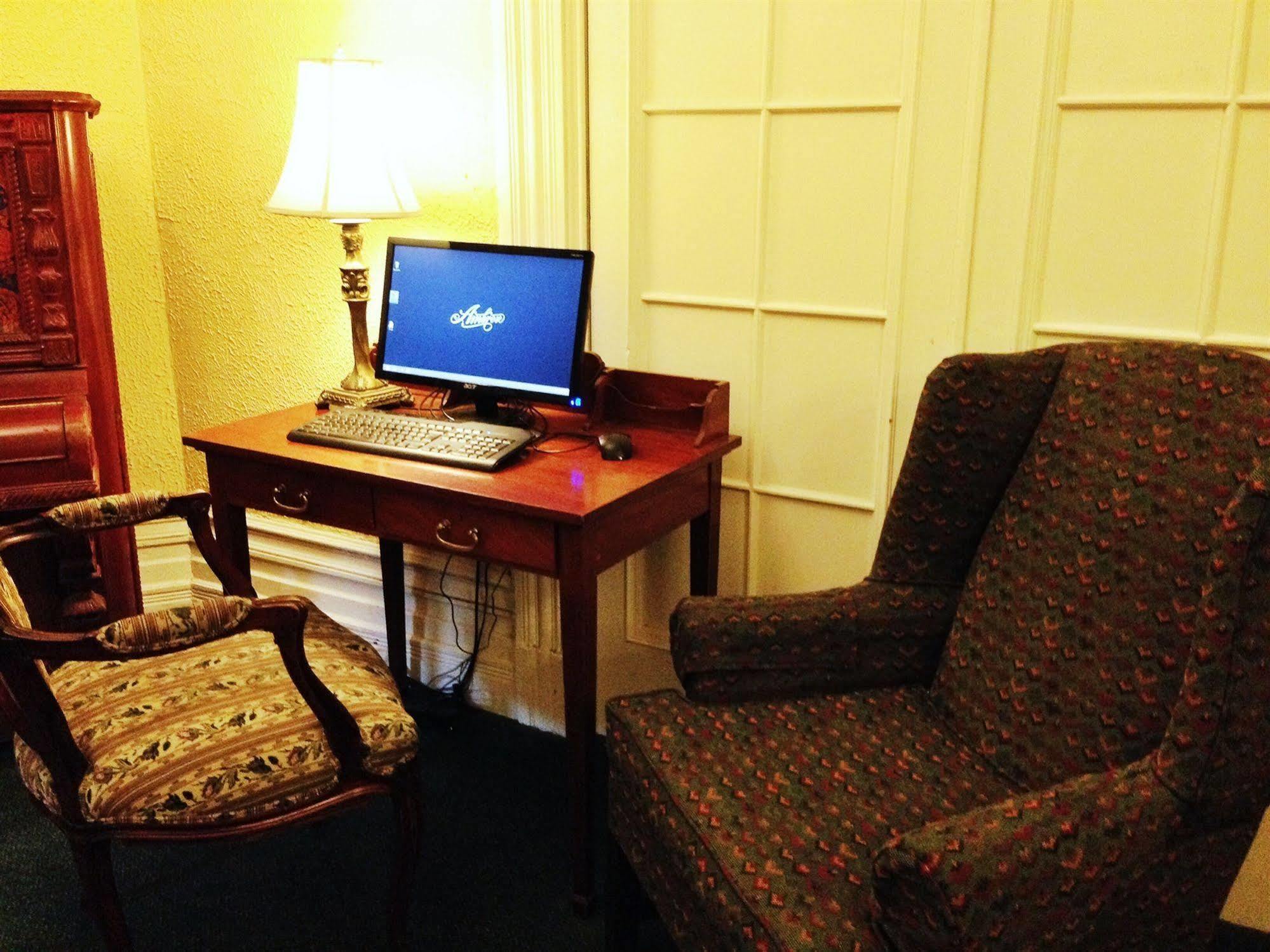 Ambrose House & Cafe - Self Check-In Guesthouse Montreal Bagian luar foto