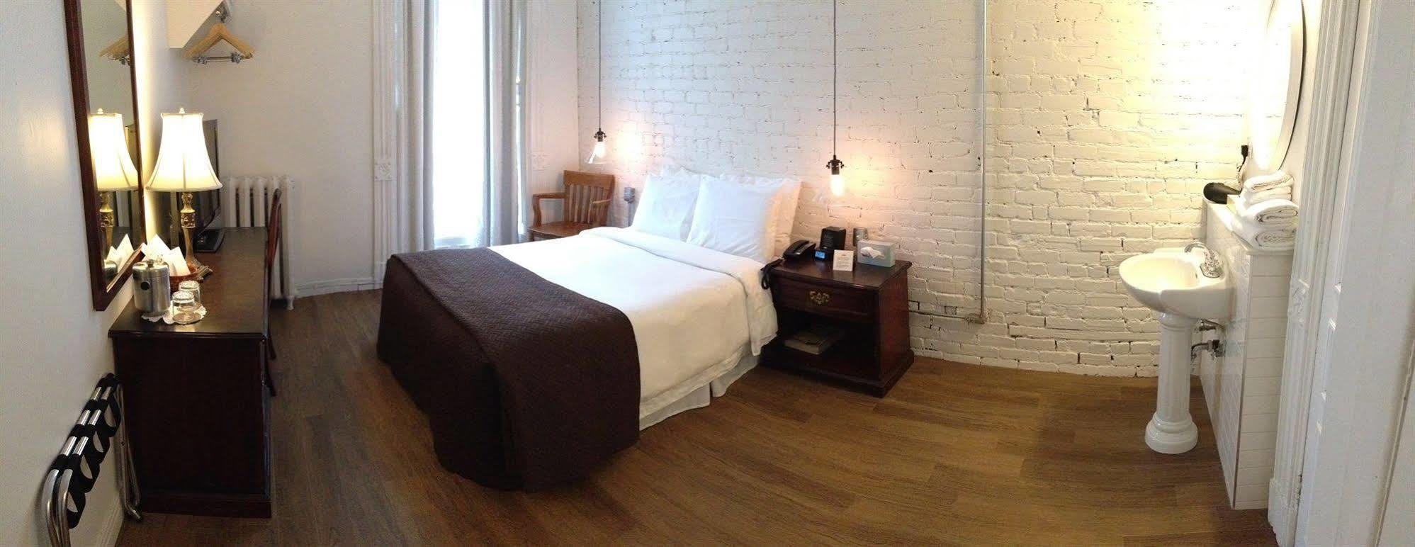 Ambrose House & Cafe - Self Check-In Guesthouse Montreal Bagian luar foto
