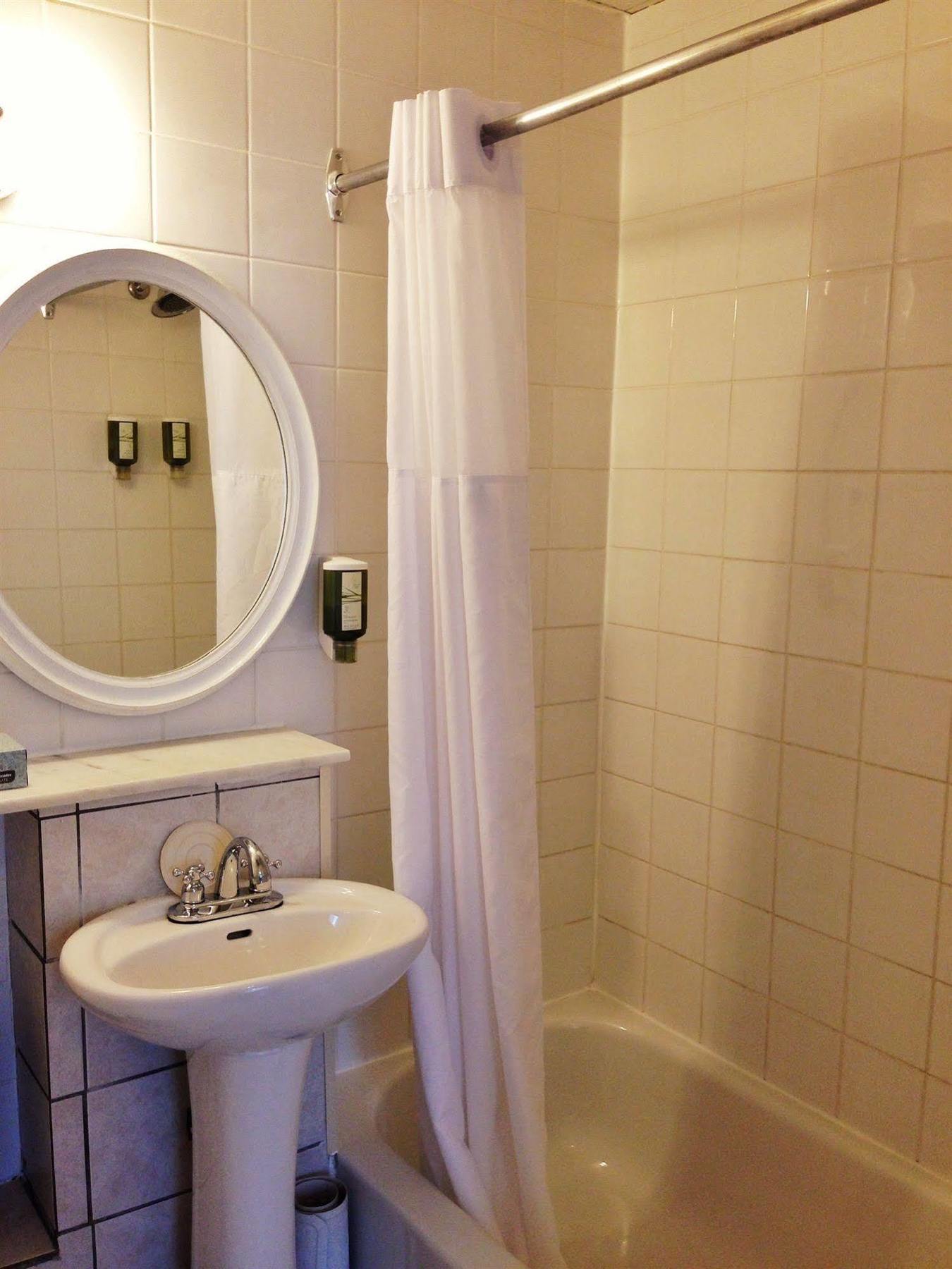 Ambrose House & Cafe - Self Check-In Guesthouse Montreal Bagian luar foto
